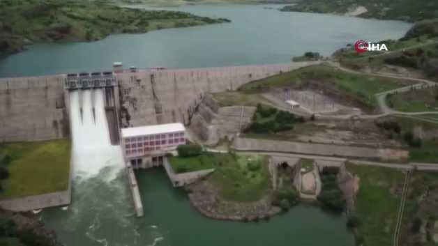 Elazığ’da bir barajın daha kapakları açıldı Elazığ’da bir barajın daha kapakları açıldı