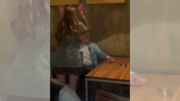 Ozan G&uuml;ven'e kadınlardan b&uuml;y&uuml;k tepki! Sloganlarla mekandan kovuldu 