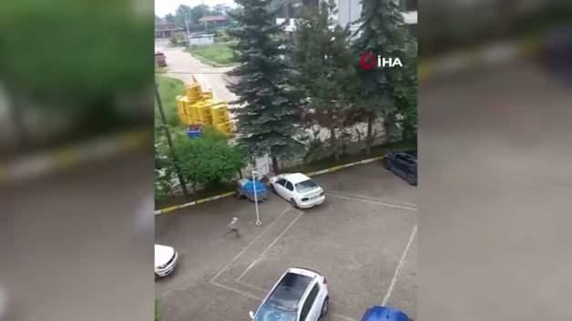 5 yaşındaki bir çocuğun yerde bulduğu Türk bayrağını özenle kaldırdığı anı gösteren fotoğraf.