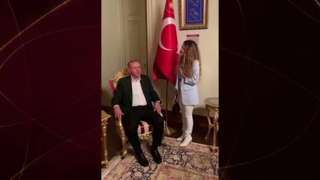 Şarkıcı Pınar Sürer'in Cumhurbaşkanı Recep Tayyip Erdoğan'a şarkı söylediği anın fotoğrafı.