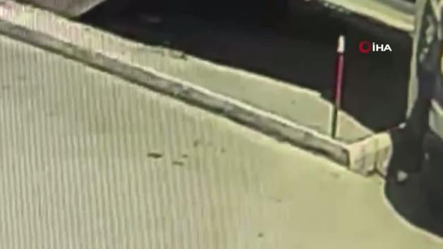 Antalya'da bir oto kiralama şirketinin bayisine saldırı anını gösteren güvenlik kamerası görüntüsü.