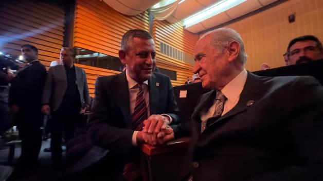 Koç’un 100. yıl resepsiyonunda gündem olan görüntü: Bahçeli ve Özel’den samimi sohbet!