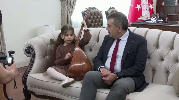 Milli Eğitim Bakanı Yusuf Tekin, makamında görme engelli minik öğrenci Elif'i ağırlıyor.