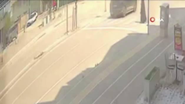 Bursa'da yaya geçidinde meydana gelen trafik kazasında bir kadının otomobil çarpması sonucu havaya savrulduğu an.