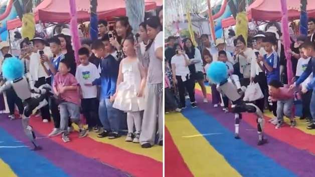 Çin'de palyaço peruğu takan insansı robot, gösteri sırasında küçük bir çocuğa döner tekme atıyor.