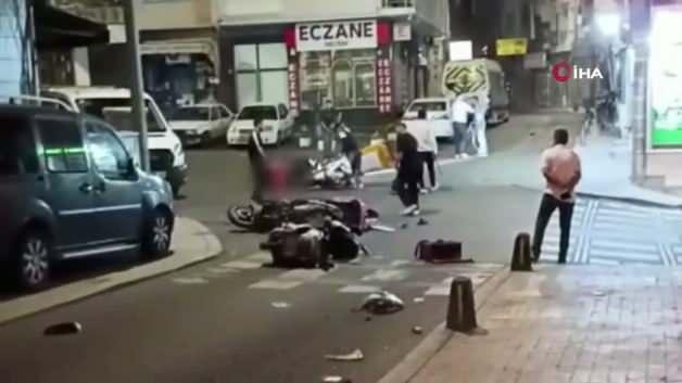Çorlu'da iki grup arasında çıkan kavgada yaralanan kişilerin ambulansla hastaneye götürülmesi.