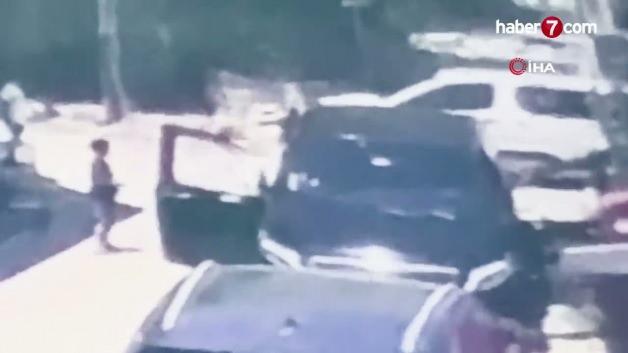 Çeşme'de gerçekleşen silahlı saldırı sonrası olay yeri inceleme ekipleri çalışma yürütüyor.