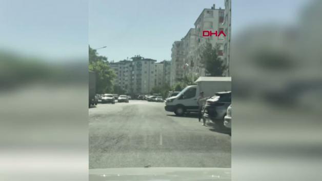 Diyarbakır'da iki grup arasında çıkan silahlı kavgada yaralıların olduğu anı gösteren güvenlik kamerası görüntüsü.