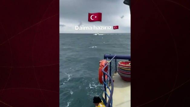 Türk balıkçı teknesinin Ege Denizi'nde Yunan Sahil Güvenlik botuna karşı manevra yaptığı an.