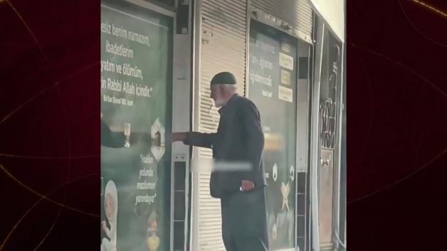 Kutsal Topraklara gidemeyen bir vatandaşın, evindeki Kabe fotoğrafına dokunarak dua ettiği an.