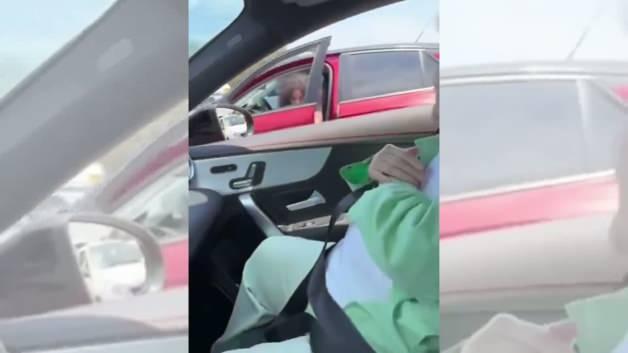Hayranıyla trafikte karşılaşan Selda Bağcan'ın samimi tavırları takip&ccedil;ilerinden tam not aldı!