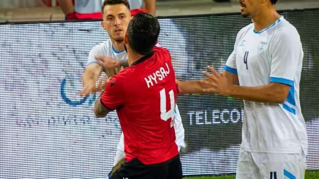 Futbolcular arasında çıkan kavgayı ayırmaya çalışan hakemler ve diğer oyuncular.