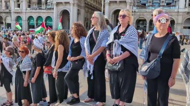 Milano'da Gazze'de ölen çocuklar için temsili kefen açıldı.