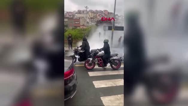 Düğün konvoyunda tehlikeli manevralar yapan motosiklet sürücüsü polis tarafından durduruluyor.