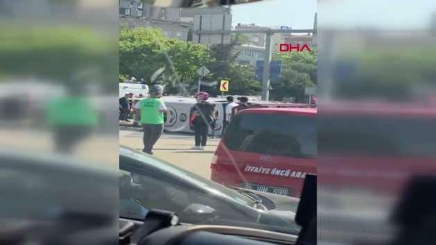 Kağıthane'de devrilen ambulans ve çarpışan motosikletin görüntüsü.