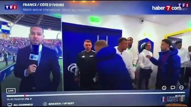 Kylian Mbappé ve N'Golo Kante'nin maç sırasında birbirleriyle konuştukları anın görüntüsü.