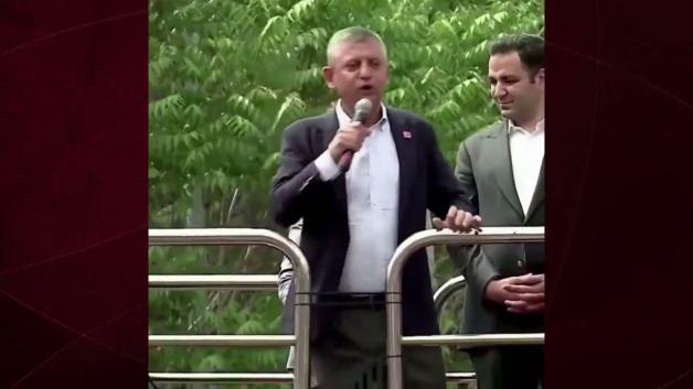 Eski Lefkoşa Milletvekili Emin Uzun, Nevşehir'deki bir mitingde Özgür Özel ile birlikte seçim otobüsünün üzerinde görünüyor.