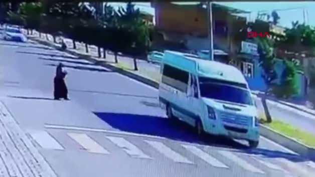 Şanlıurfa'da otomobilin yayaya çarptığı kaza anı güvenlik kamerası görüntüsü.