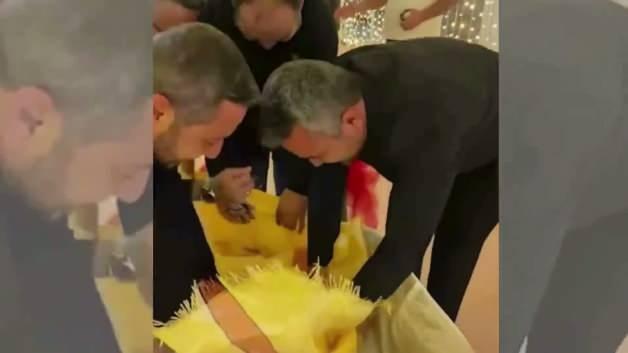 Tokat'ta sıra dışı d&uuml;ğ&uuml;n! Takı merasimine el arabasıyla geldiler