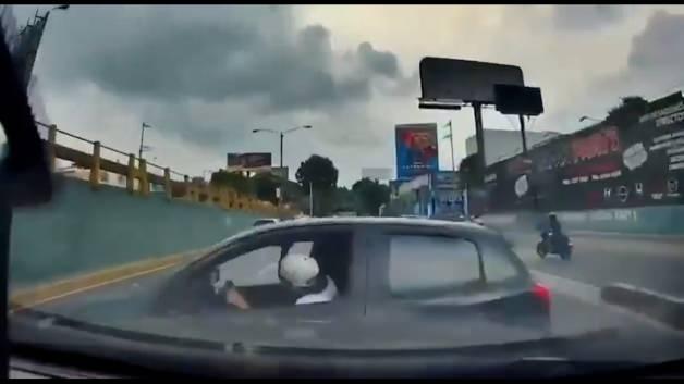 Trafikte başka bir aracı sürükleyen öfkeli sürücü