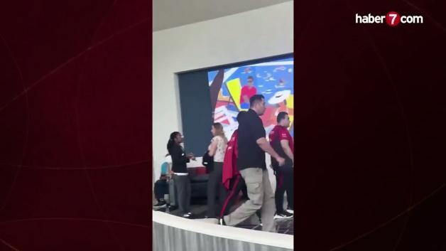 A Milli Futbol Takımı oyuncuları ve teknik heyeti ABD'de özel harekat polisleri eşliğinde.