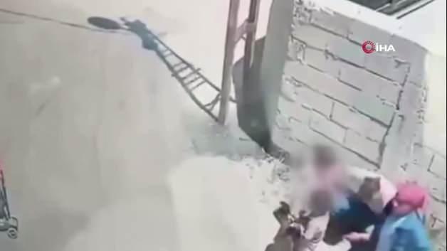 Van'da sokakta oyun oynayan bir çocuğa kimliği belirsiz bir kadının saldırdığı anı gösteren güvenlik kamerası görüntüsü.