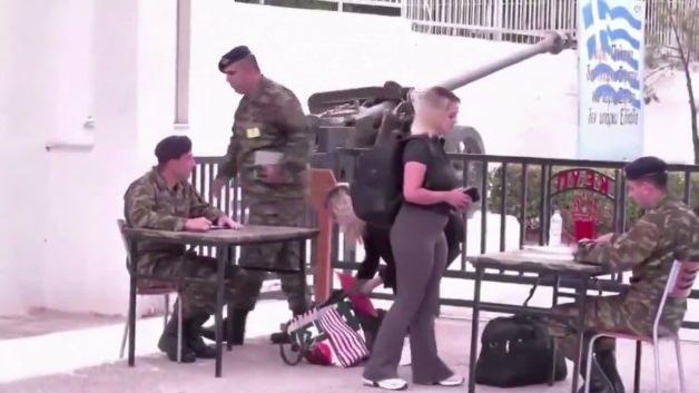 Yunanistan ordusunda eğitim gören kadın askerler
