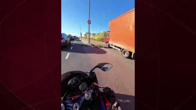 Trafikte akıl almaz bir manevra yapan sürücü ve diğer araçlar