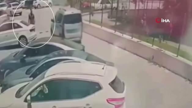 Adana'da bir kadının sokak ortasında bıçakla saldırıya uğradığı anın güvenlik kamerası kaydı.