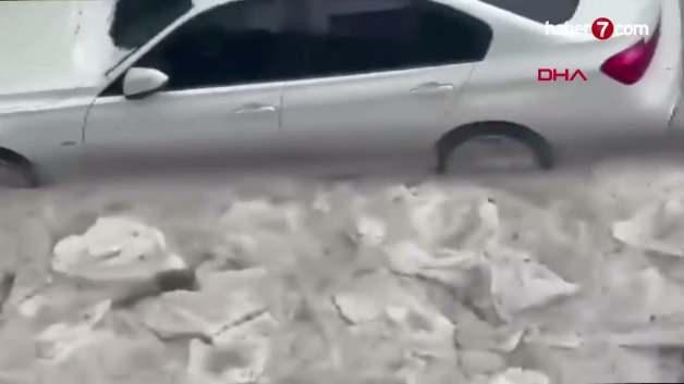 Ankara'da sağanak yağmur ve dolu sonrası sular altında kalan cadde