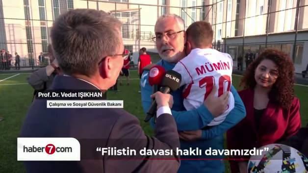 Çalışma ve Sosyal Güvenlik Bakanı Vedat Işıkhan, Gazze'de yaralanan 5 yaşındaki Filistinli gazi Mümin ile futbol maçı yapıyor.