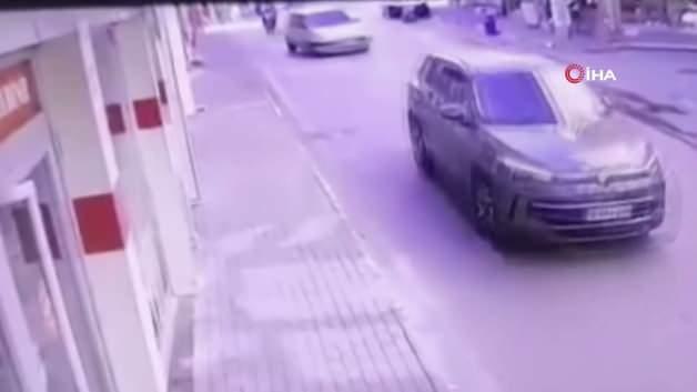 Bursa'da otomobil ile motosikletin karıştığı kaza sonrası görüntü.