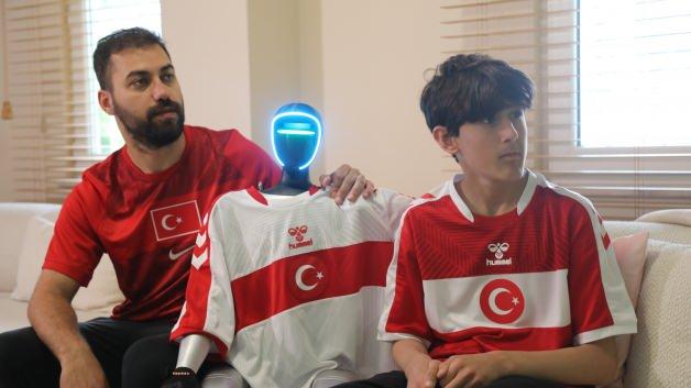 Türkiye'nin ilk robotu CANİKMAN, milli maçı izlerken