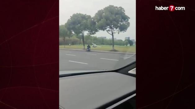 Çin'de test uçuşu yapan bir hafif helikopterin kaza sonrası parçalanmış görüntüleri.