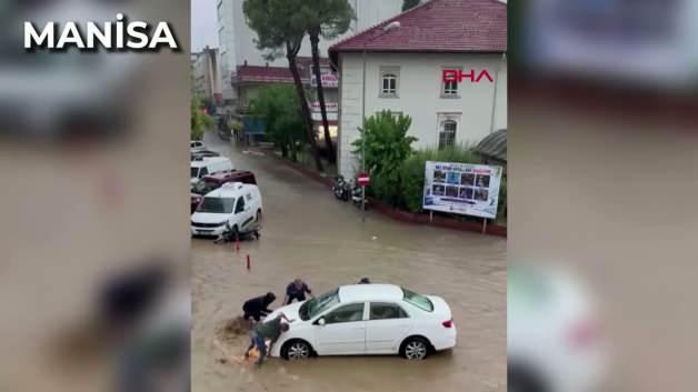 Denizli ve Manisa'da sel sularının araçları ve binaları sular altında bıraktığı manzara