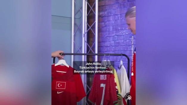 Erling Haaland Türkiye Milli Takım formasını incelerken