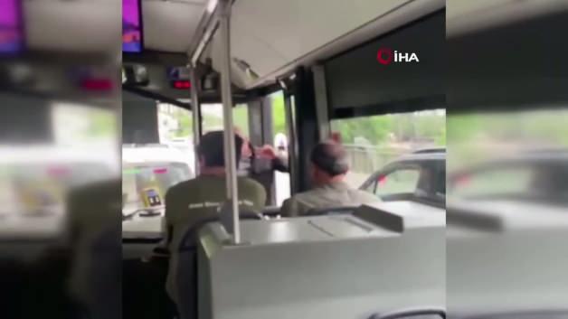 Trafikte tartışan otobüs şoförü ve diğer sürücü