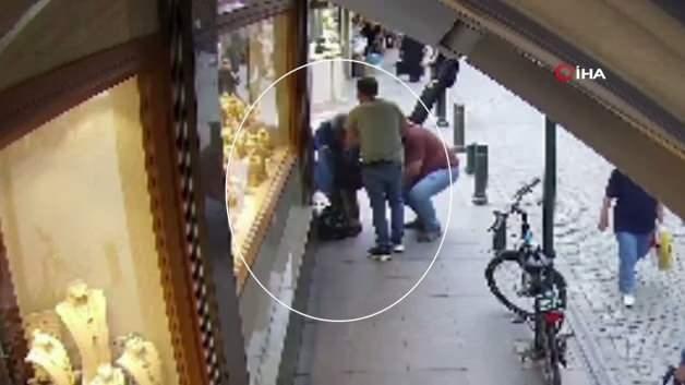 Eskişehir'de bir kuyumcu dükkanı önünde duran yaşlı bir adam