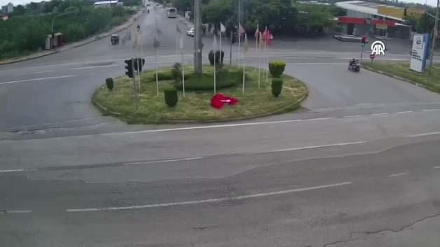 Hatay'da kavgada yere düşen Türk bayrağını bir sürücünün kaldırdığı an.