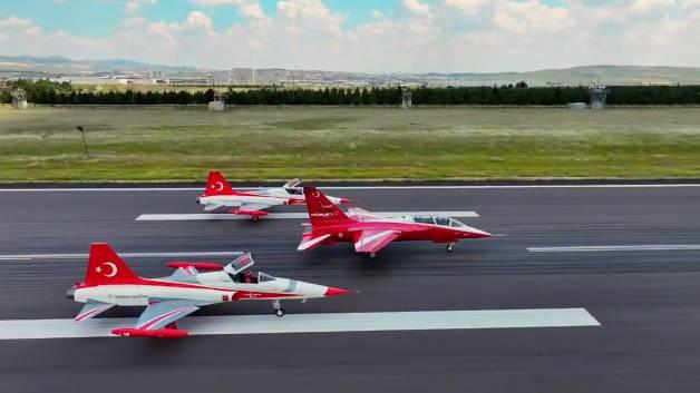 HÜRJET ve Türk Yıldızları'nın gökyüzünde 10 uçakla gerçekleştirdiği kol uçuşu gösterisi.