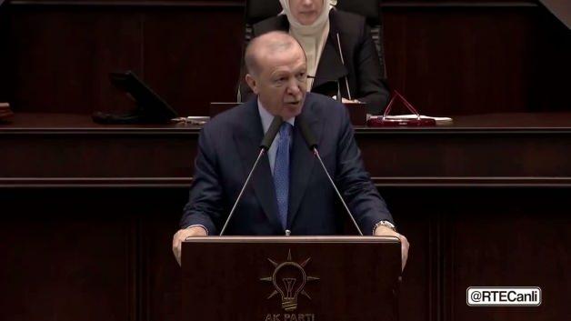 Cumhurbaşkanı Erdoğan kürsüde konuşma yaparken