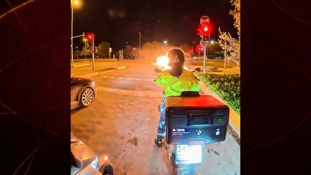 İstanbul'da TEM Otoyolu'nda iki otomobilin karıştığı kazada araçlar alev aldı.