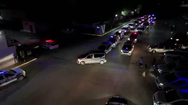 İzmir merkezli 12 ilde FETÖ'ye yönelik büyük operasyon yapıldı, 80 şüpheli gözaltına alındı.
