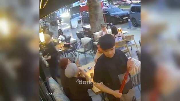 İzmir'de kanlar içinde bir kafeye sığınan genç çocuğun güvenlik kamerası görüntüsü.