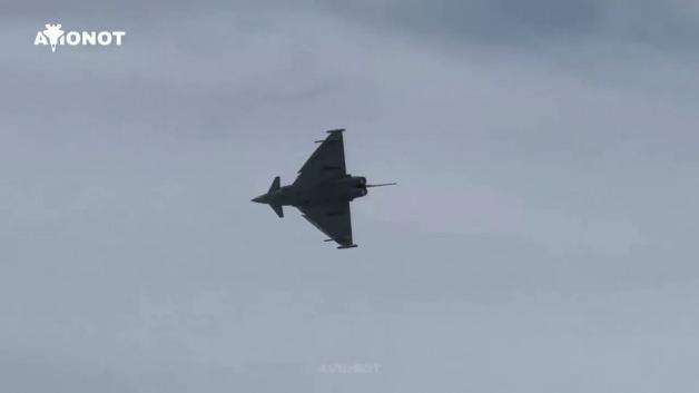 Eurofighter Typhoon savaş uçağı Türk bayrağı ile