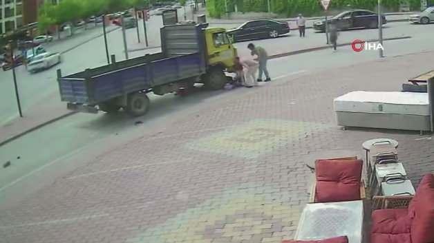 Konya'da kamyonetin elektrikli bisiklete çarptığı kaza anı