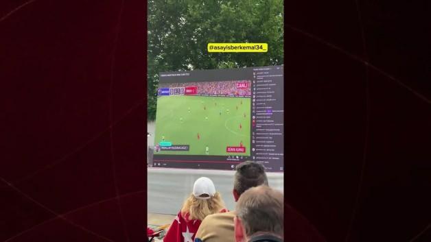 Kırıkkale'deki milli maç izleme etkinliğinde ekranda bilgisayar oyunu görüntüsü.