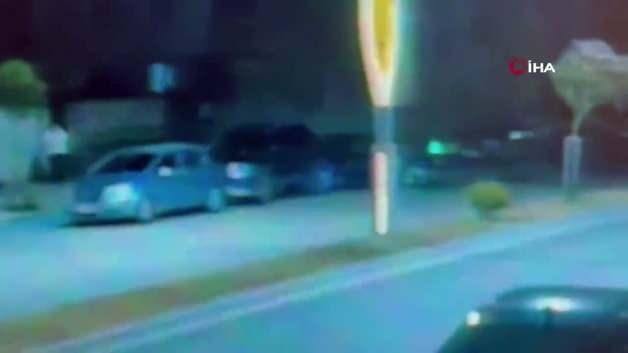 Karasu'da meydana gelen trafik kazasında kontrolden çıkan otomobilin park halindeki araçlara çarptığı an.