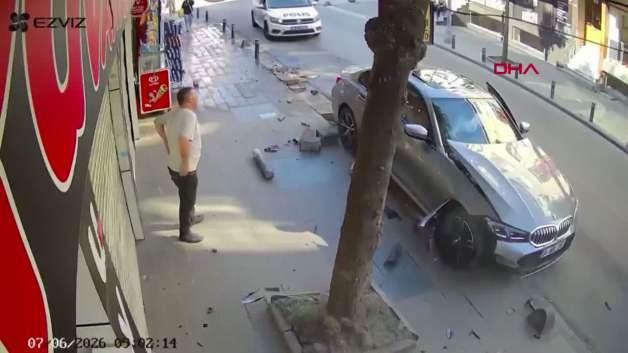 Küçükçekmece'de bir aracın çarptığı yayanın havaya uçtuğu anı gösteren kaza görüntüsü