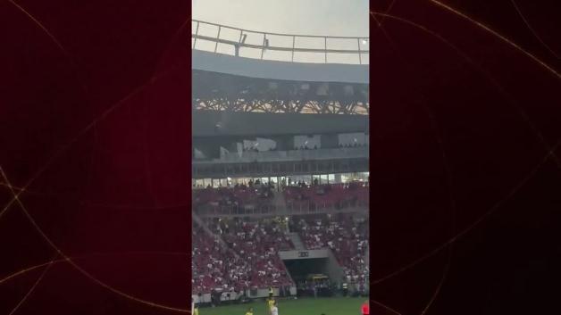 Macaristan ve Kazakistan milli futbol takımları arasında oynanan maçta saha kenarındaki bir kameranın tribünden koparak oyun alanına düşmesi.